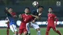 Bek Timnas Indonesia, Benny Wahyudi (tengah) berebut bola dengan pemain Kamboja pada laga persahabatan di Stadion Patriot Candrabhaga, Bekasi, Rabu (4/10). Timnas Indonesia menang 3-1 atas Kamboja. (Liputan6.com/Helmi Fithriansyah)
