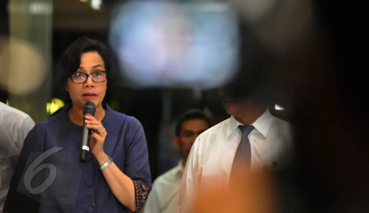 Mantan Menkeu Sri Mulyani Indrawati memberikan keterangan usai diperiksa Bareskrim Polri di Gedung Kementerian Keuangan, Jakarta, Senin (8/6). Sri Mulyani diperiksa sebagai saksi kasus dugaan korupsi penjualan kondensat. (Liputan6.com/Andrian M Tunay)