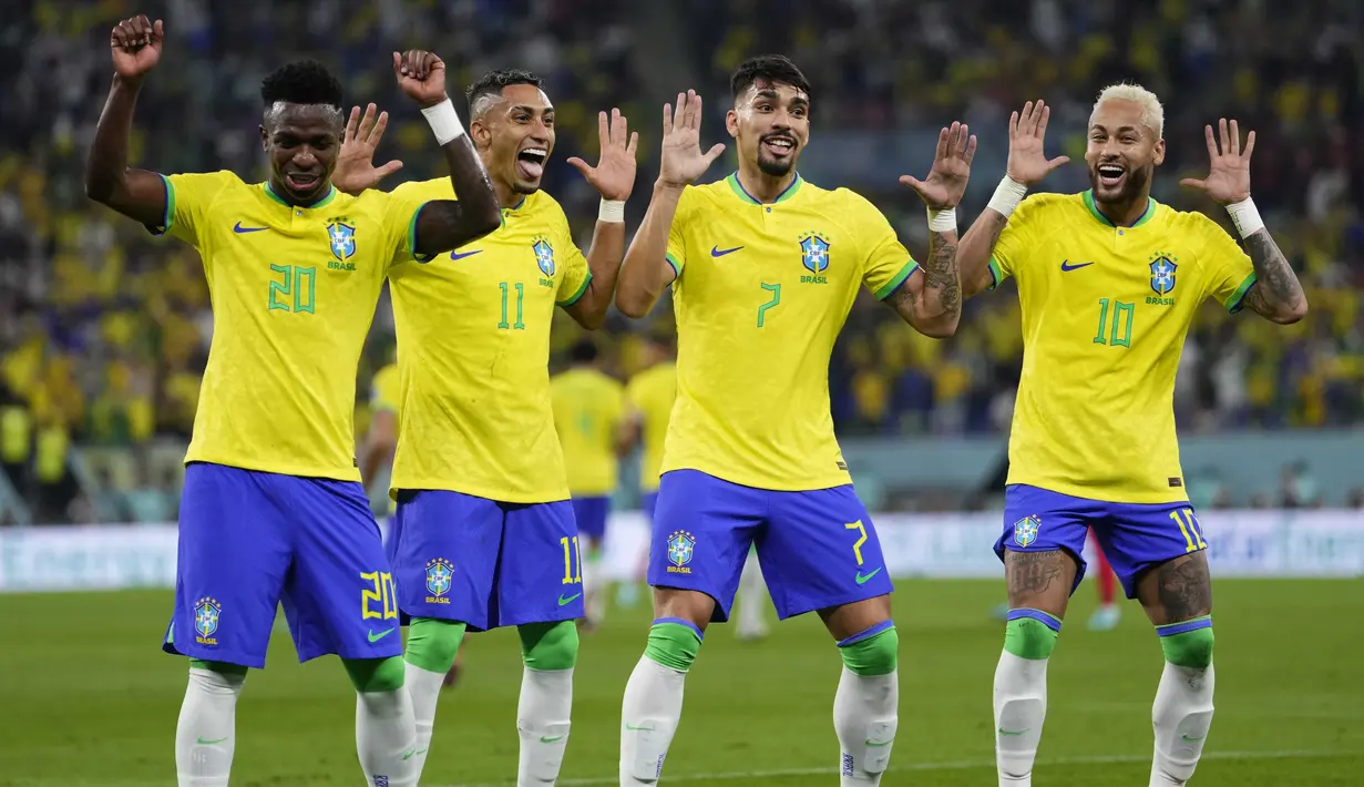 <p>Adu joget mewarnai laga Brasil melawan Korea Selatan saat laga 16 besar Piala Dunia 2022 yang berlangsung di 974 Stadium, Selasa (06/12/2022) dini hari WIB. (AP/Manu Fernandez)</p>