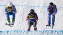 Sergey Ridzick dari Rusia (kiri), Brady Leman dari Kanada (tengah), dan Bastien Midol dari Prancis bertanding pada nomor lintas ski putra selama acara uji coba Olimpiade Musim Dingin 2022 di Genting Resort Secret Garden di Zhangjiakou, China, Sabtu (27/11/2021). (AP Photo/Mark Schiefelbein)
