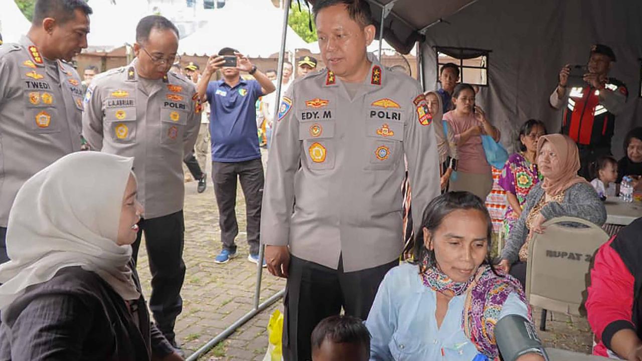 FOTO: Polri Gelar Pasar Murah, 20 Ton Beras Ludes Diserbu Warga