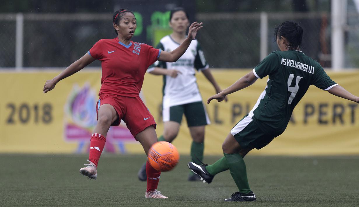 Gelandang Bangka Belitung, Intan Nuraini, berusaha mengamankan bola saat melawan Sumatra Utara pada laga Piala Pertiwi 2019 di Lapangan NYTC, Sawangan, Rabu (24/4). Babel unggul 5-0 atas Sumut. (Bola.com/Yoppy Renato)