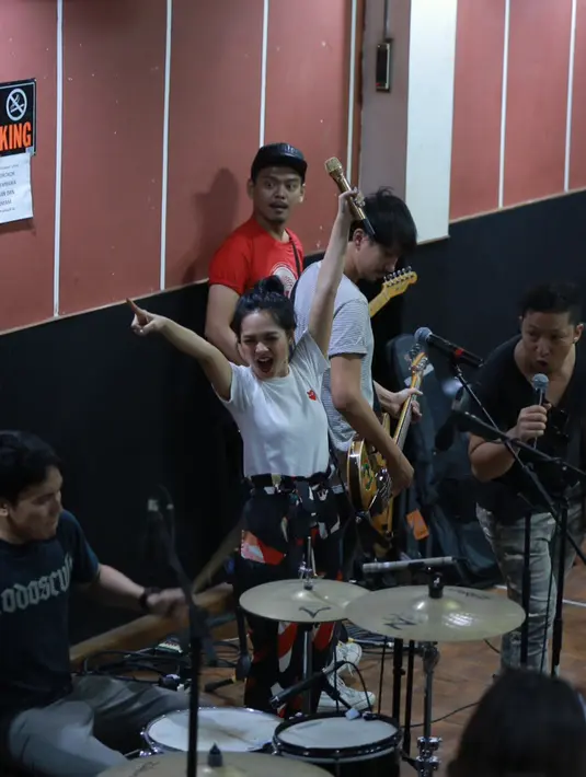 Andien terlihat 'enjoy' menjalani latihan dengan The Cash jelang konsernya yang bertajuk 'Metamorfosa'. (Galih W. Satria/Bintang.com)