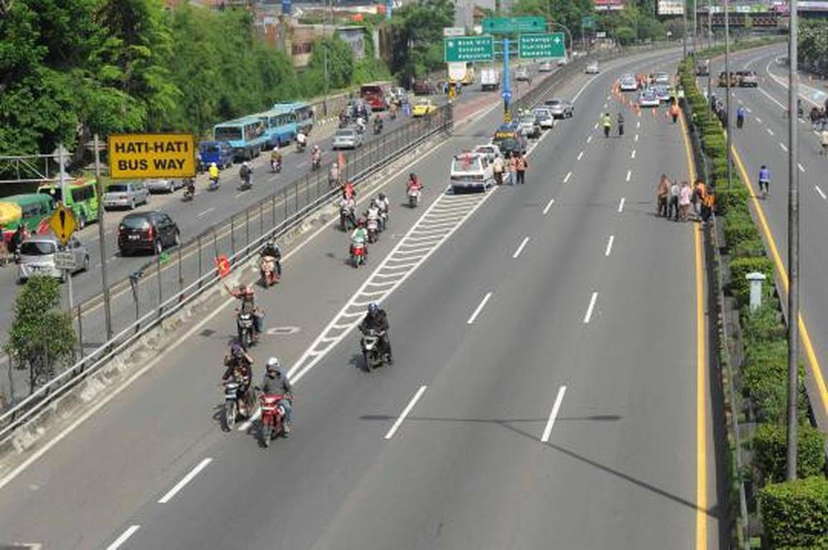 Tol dalam kota diblokir dua arah!