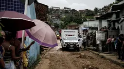 Sebuah kendaraan lembaga forensik membawa jenazah korban setelah tanah longsor di komunitas Jardim Monte Verde, lingkungan Ibura, di Recife, Negara Bagian Pernambuco, Brasil (29/5/2022). Hujan deras yang melanda negara bagian Pernambuco di timur laut Brasil menewaskan 34 orang. (AFP/Brenda Alcantara)