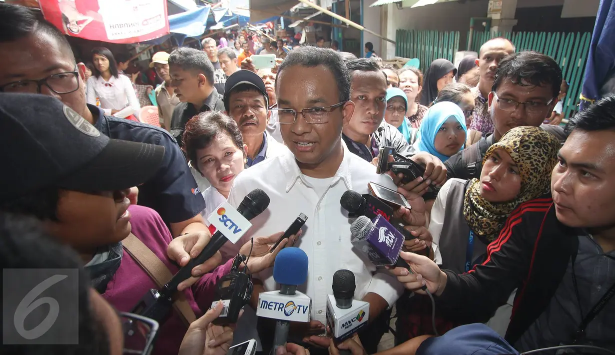 Calon Gubernur DKI Jakarta Anies Baswedan menjawab pertanyaan awak media ketika mengunjungi Pasar Bambu Kuning, Sunter Agung, Jakarta Utara, Senin (31/10). Di pasar tradisional tersebut, Anies mendengarkan keluhan pedagang (Liputan6.com/Immanuel Antonius)