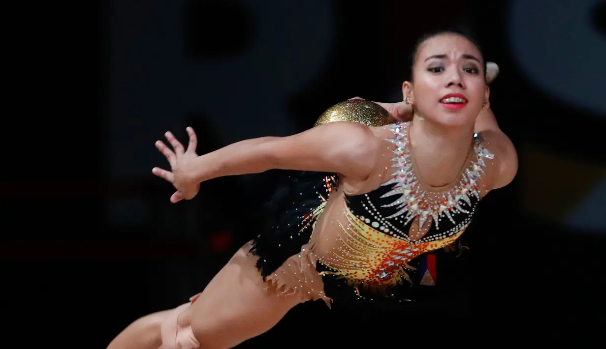 Pesenam asal Filipina, Orella Arielle Ni beraksi dengan bola pada pertandingan Senam Ritmik Putri di SEA Games 2017 di Kuala Lumpur, Malaysia (28/8). (AP/Vincent Thian)