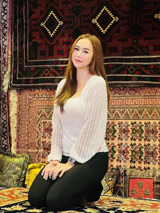 "Aku nggak boleh merasa jomblo dan kesepian karena aku maunya langsung menikah dan nggak mau pacaran," lanjutnya. [Instagram/aurakasih]