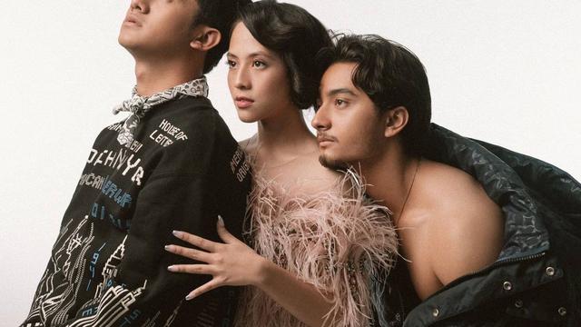 Gaya Pemotretan Adhisty Zara Bareng Bryan Domani dan Kevin Ardilova. (Sumber: Instagram/winstongomez)