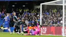 Gelandang Chelsea, Cole Palmer (kiri) mencetak gol kedua timnya ke gawang Leicester City pada laga perempatfinal Piala FA 2023/2024 di Stamford Bridge, London, Minggu (17/3/2024). (AP Photo/Dave Shopland)