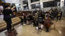 Musikus mengiringi ibadah perayaan malam Natal di Gereja Protestan Indonesia Bagian Barat (GPIB) Effatha, Jakarta, Jumat (24/12/2021). Ibadah malam ini mengangkat tema Nyanyian Pujian. (Liputan6.com/Johan Tallo)