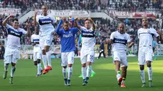 Para Pemain Inter Milan merayakan kemenagan atas Torino pada lanjutan Liga Italia Serie A di Stadion Olympic, Turin, MInggu (8/11/2015) WIB. (AFP Photo/Marco Bertorello)