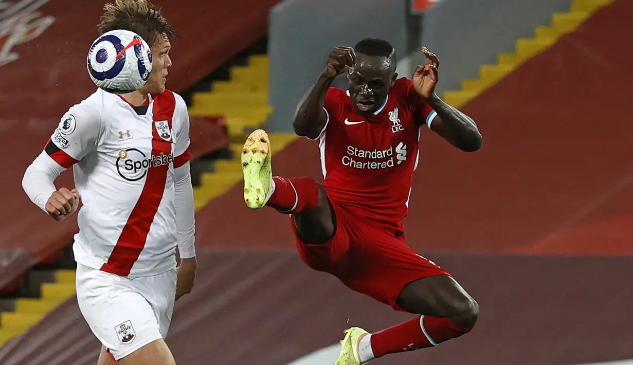 Sadio Mane. Striker asal Senegal ini didatangkan Liverpool pada awal musim 2016/2017 dari Southampton senilai 34 juta Poundsterling. Awalnya ia telah bertemu dengan manajer dan perwakilan Manchester United, namun lebih memilih Liverpool setelah dihubungi Jurgen Klopp. (AFP/Phil Noble/Pool)