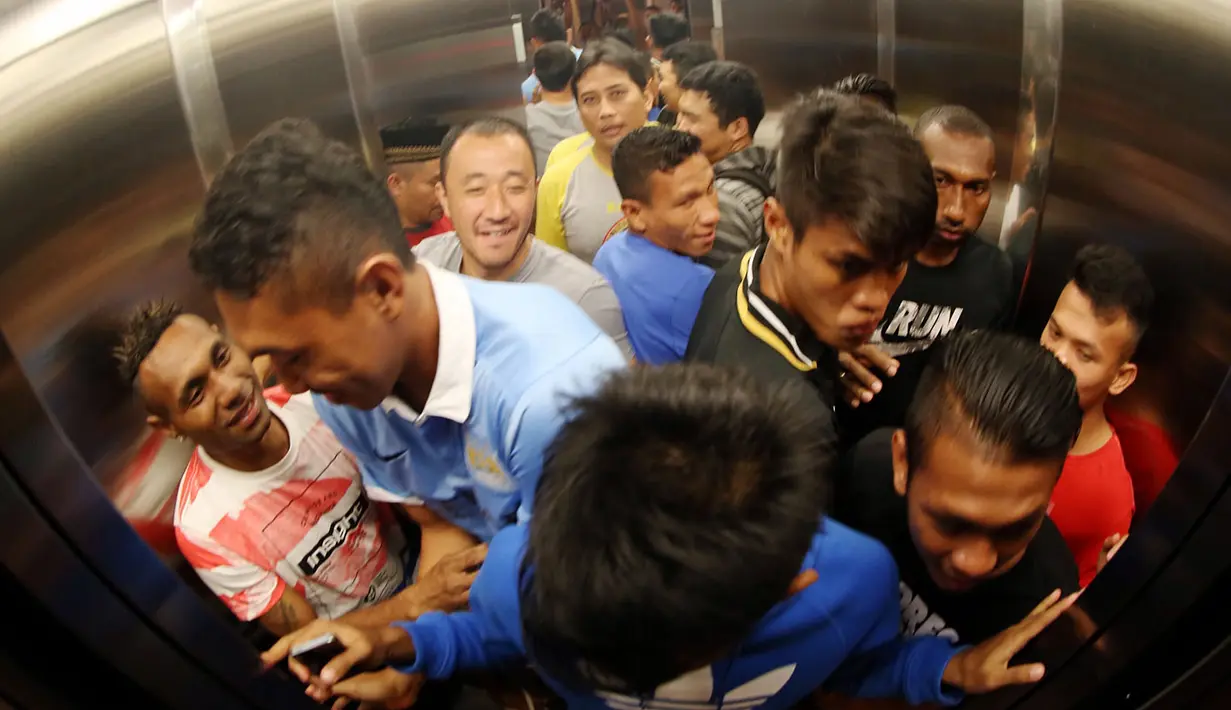 Pemain Sriwijaya FC bersenda gurau saat naik lift Hotel Bidakara jelang Final Piala Presiden 2015 melawan Persib, Minggu (18/10/2015). (Bola.com/Nicklas Hanoatubun)