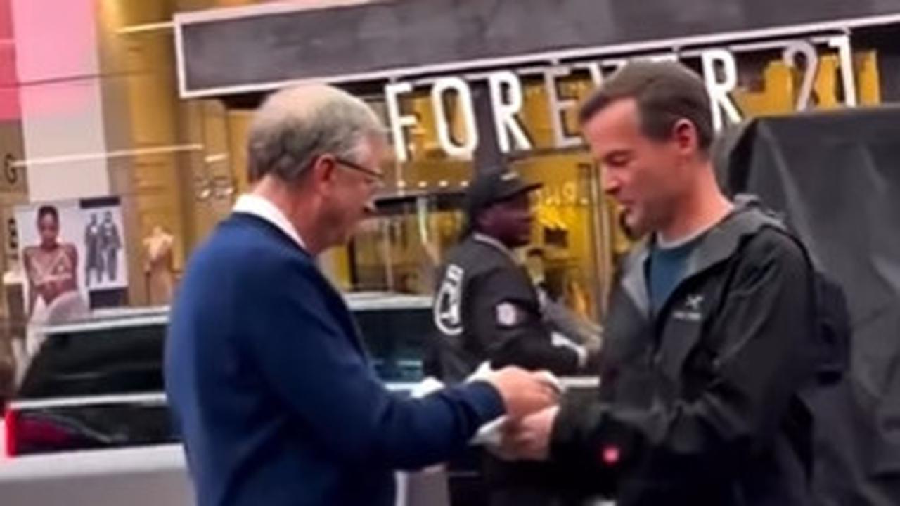 Salah Satu Orang Terkaya di Dunia, Bill Gates Tertangkap Kamera Lagi Jajan di Kaki Lima Tanpa Gengsi