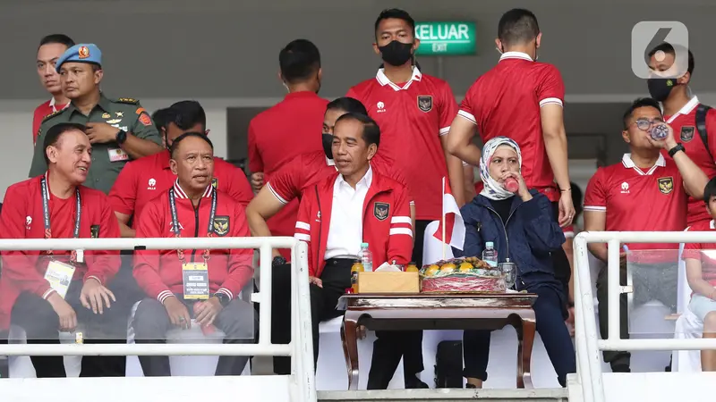 Saksikan Laga Indonesia vs Thailand, Presiden Jokowi Sempatkan Beri Minuman dan Berfoto Bersama Suporter