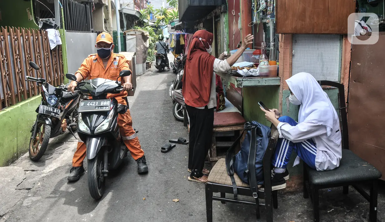 Aktivitas warga saat pemberlakuan karantina mikro (mikro lockdown) di RW 002, Kelurahan Krukut, Taman Sari, Jakarta Barat, Senin (10/1/2022). Satgas COVID-19 Jakarta memberlakukan mikro lockdown di RT 08, 010, 011, dan 014 usai 36 warga terkonfirmasi positif COVID-19. (merdeka.com/Iqbal S. Nugroho)