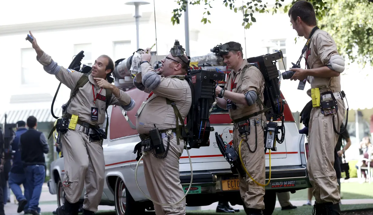 Sejumlah orang mengenakan kostum Ghostbusters berkumpul di Sony Studios, Culver City, California, (2/3). Para penggemar film " Ghostbusters " dikumpulkan untuk melakukan foto bersama. (REUTERS / Mario Anzuoni)