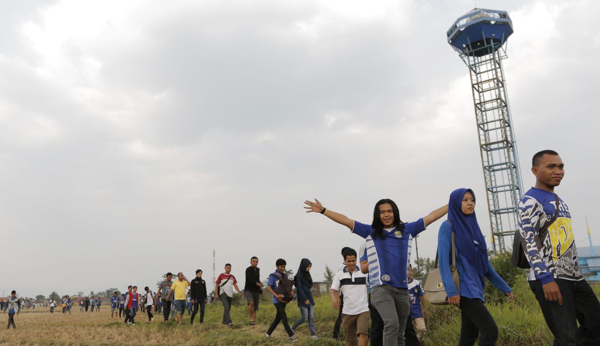 Penuh semangat Bobotoh bergerak menuju Stadion Si Jalak Harupat untuk mendukung Persib. (Bola.com/Vitalis Yogi Trisna)
