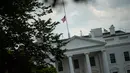 Pemandangan bendera nasional AS yang berkibar setengah tiang di Gedung Putih, Washington DC, Minggu (4/8/2019). Presiden Donald Trump memerintahkan bendera dikibarkan setengah tiang selama lima hari sebagai simbol dukacita atas dua penembakan massal di El Paso, Texas, dan Ohio. (Eric BARADAT/AFP)