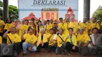Aktivis Alumni UI bersama budayawan Taufik Ismail mengangkat tangan usai pembacaan Deklarasi Bangkit untuk Keadilan di Kampus UI, Depok, Jumat (27/1). Mereka menyuarakan keprihatinan terhadap kondisi Indonesia saat ini. (Liputan6.com/Helmi Fithriansyah)