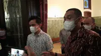 Bendahara Umum Partai Nasdem Ahmad Sahroni bertemu Wali Kota Solo Gibran Rakabuming Raka di rumah dinas wali kota, Loji Gandrung, Kamis malam (28/4). Pertemuan itu disinyalir untuk membahas maju bersama dalam Pilgub DKI.(Liputan6.com/Fajar Abrori)