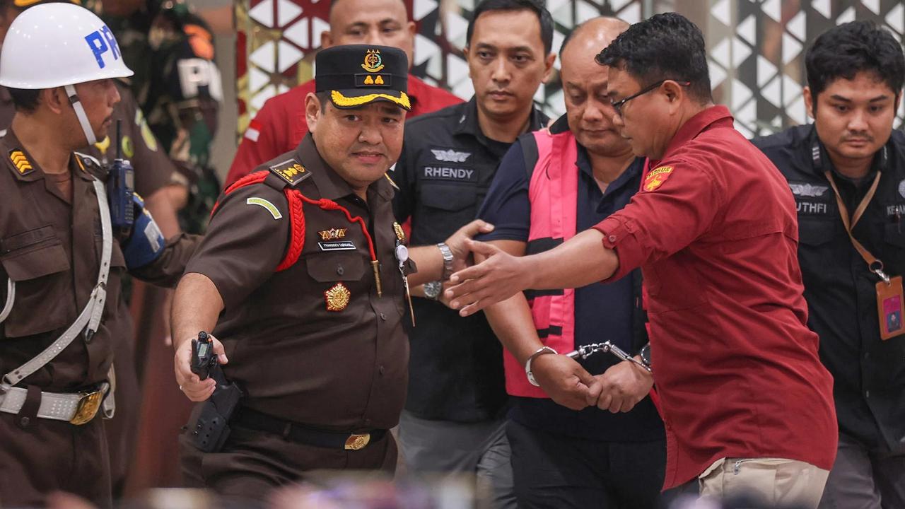 FOTO: Tiga Eks Pimpinan BGN Ditahan dalam Kasus Dugaan Korupsi Program MBG