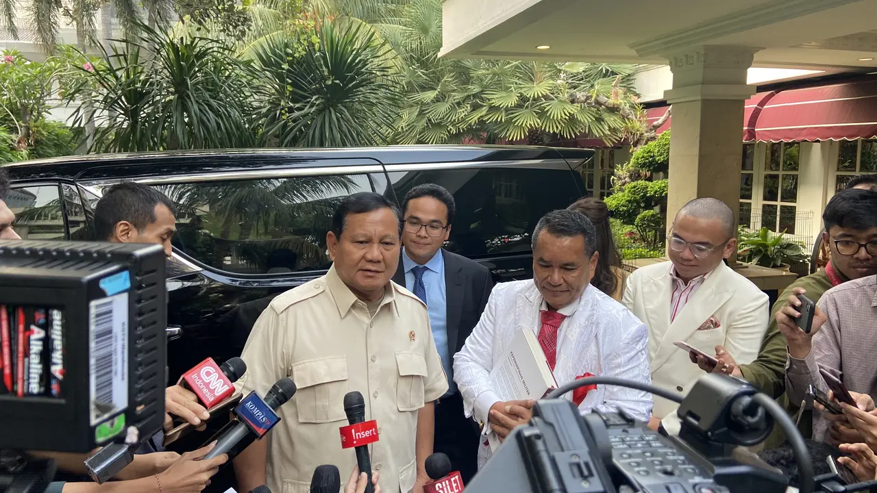 Pengacara kondang Hotman Paris Hutapea bertemu Menteri Pertahanan Prabowo Subianto di Kantor Kementerian Pertahanan, Kamis sore, (10/8/2023). (Liputan6.com/Muhammad Radityo Priyasmoro)