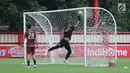 Penjaga gawang Persija, Andritany berusaha menangkap bola saat latihan jelang laga lanjutan Go-Jek Liga 1 Indonesia 2018 bersama Bukalapak di Lapangan PTIK, Jakarta, Jumat (29/6). Persija akan menjamu Persib, (30/6). (Liputan6.com/Helmi Fithriansyah)
