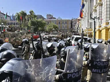 Pasukan militer dikerahkan di luar Istana Kepresidenan di Plaza Murillo di La Paz, Bolivia, Rabu (26/6/2024). (AIZAR RALDES / AFP)