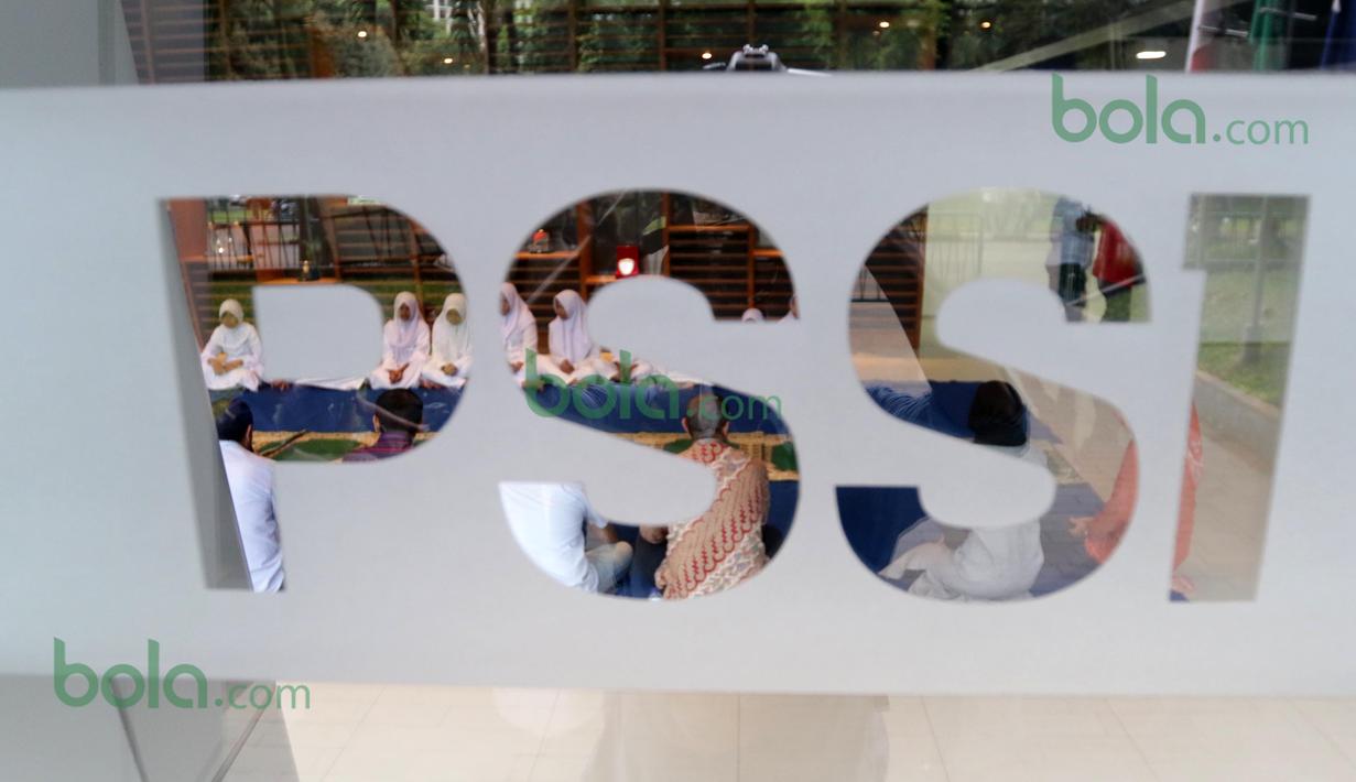 Ditolaknya Kasasi Kemenpora oleh Mahkamah Agung menjadi babak baru setelah penryataan Presiden soal pencabutan pembekuan lewat Ketua Tim Ad Hoc, Agum Gumelar. (Bola.com/Nicklas Hanoatubun)