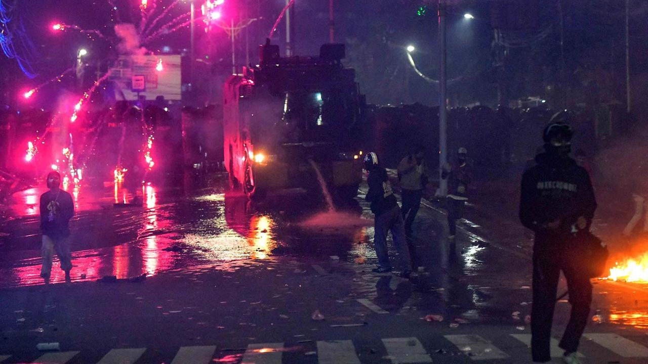 FOTO: Rusuh Pelajar dan Brimob di Pejompongan Hingga Malam Hari (ukuran kecil)