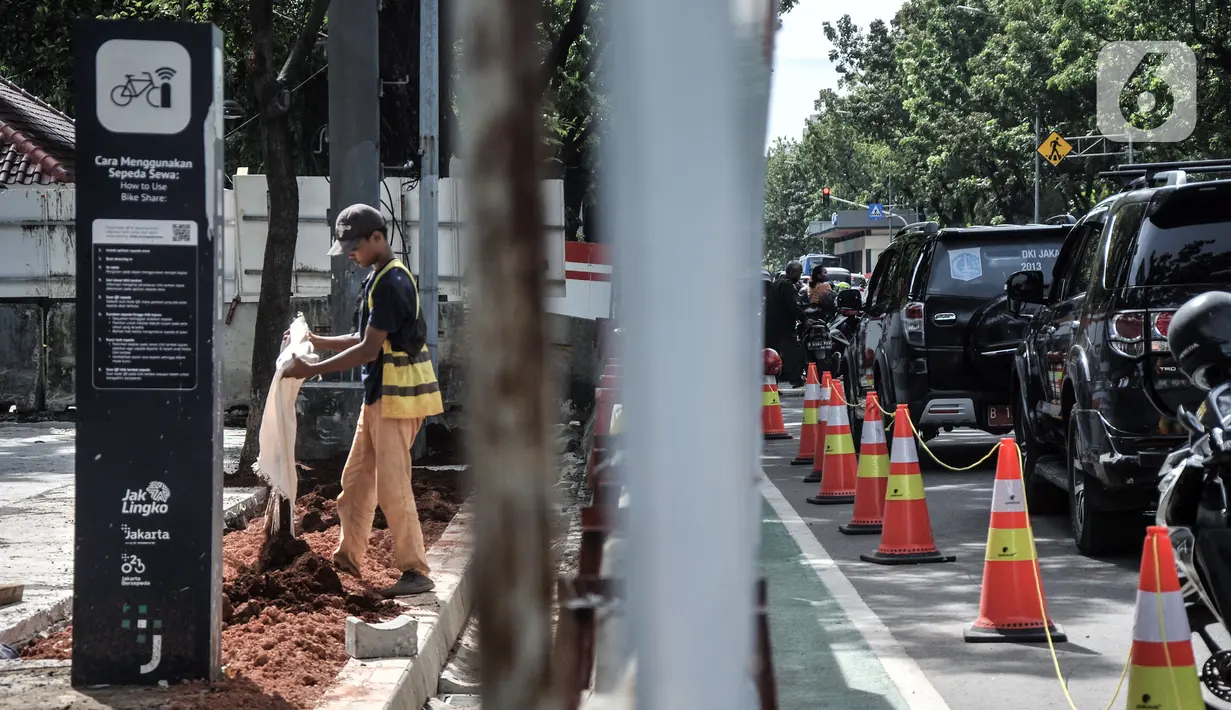 Pekerja menyelesaikan proyek revitalisasi trotoar di Jalan Medan Merdeka Selatan, Jakarta Pusat, Selasa (22/11/2022). Kepala Dinas Bina Marga DKI Jakarta Hari Nugroho mengatakan Rp 171 miliar RAPBD DKI Jakarta 2023 untuk membangun sekitar 20 kilometer trotoar di Ibu Kota. (merdeka.com/Iqbal S. Nugroho)