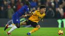 Gelandang Chelsea, N'Golo Kante, berebut bola dengan gelandang Wolverhampton, Morgan Gibbs-White pada laga Premier League di Stadion Molineux Wolves, Kamis (5/12). Wolves menang 2-1 atas Chelsea. (AFP/Geoff Caddick)