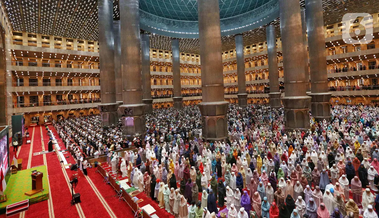 Umat muslim melaksanakan salat tarawih pertama 1 Ramadan 1445 Hijriah di Masjid Istiqlal, Jakarta, Senin (11/3/2024) malam. (Liputan6.com/Angga Yuniar)