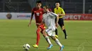 Pemain belakang Indonesia U-23, Syaiful Indra Cahya, mencoba menahan laju serangan Jonathan (Rep. Dominika) dalam pertandingan laga persahabatan di Stadion GBK, Kamis (15/5/14). (Liputan6.com/Andrian M Tunay)