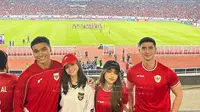 Potret 7 Pasangan Artis Nonton Timnas di GBK, Kompak Kenakan Jersey