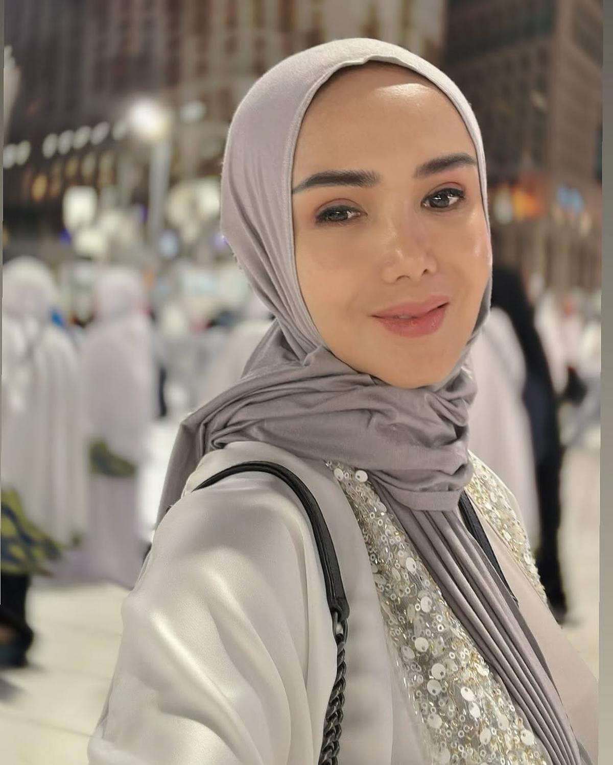 5 Potret Cantik Yuni Shara Tetap Awet Muda di Usia 52 Tahun
