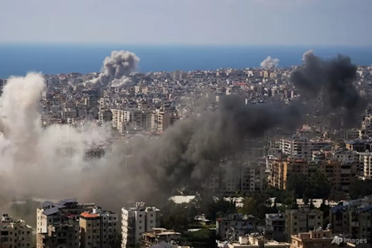 Asap mengepul setelah beberapa serangan udara Israel mengguncang Beirut, Lebanon, pada 8 April 2026.