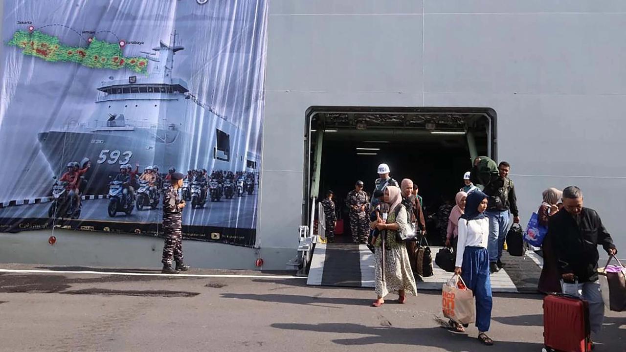 FOTO: Mudik Gratis TNI AL Tiba di Surabaya Bawa Ribuan Pemudik dan Sepeda Motor