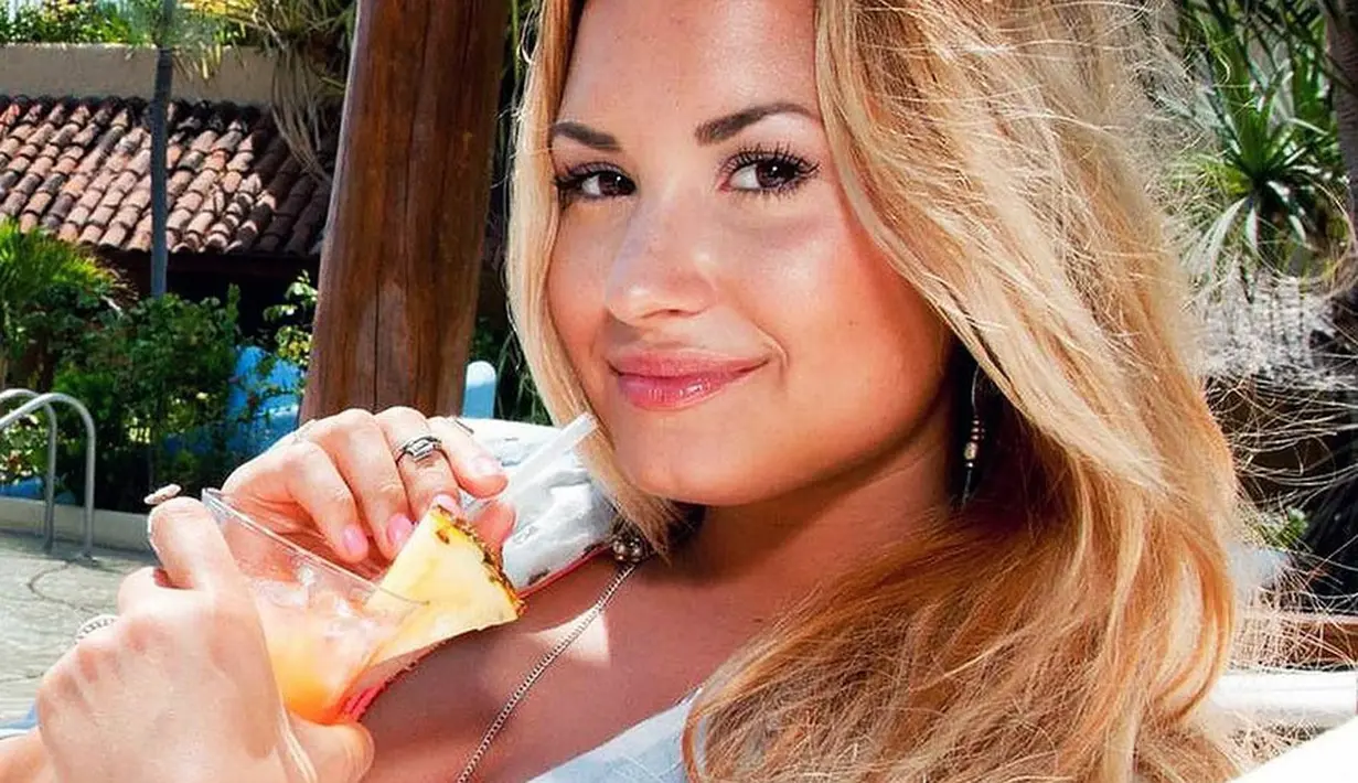 Demi Lovato memang sudah berhenti minum alkohol.(Celebrity Height and Weight)
