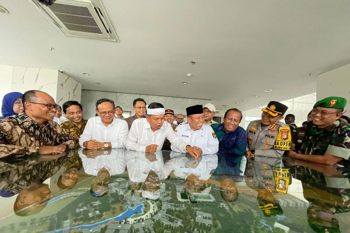 Gubernur Jawa Barat, Dedi Mulyadi bersama Wali Kota Depok, Supian Suri, dan Rektor UIII, Prof Jamhari saat melihat site plan UIII, Depok (Liputan6.com/Dicky Agung Prihanto)
