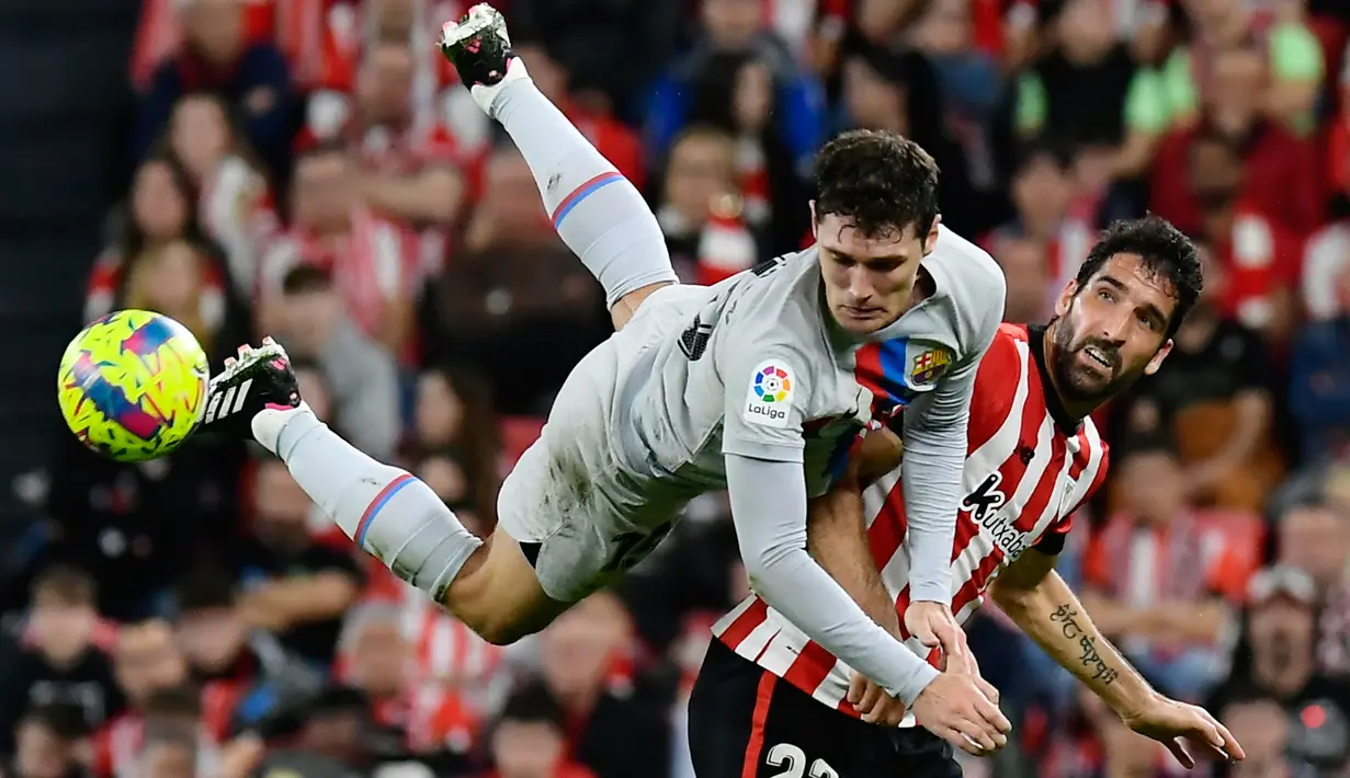 Pemain Barcelona Andreas Christensen (kiri) melompat untuk berebut bola dengan pemain Athletic Bilbao Raul Garcia pada pertandingan sepak bola La Liga Spanyol di Stadion San Mames, Bilbao, Spanyol, 12 Maret 2023. Barcelona mengalahkan Athletic Bilbao dengan skor 1-0. (AP Photo/Alvaro Barrientos)