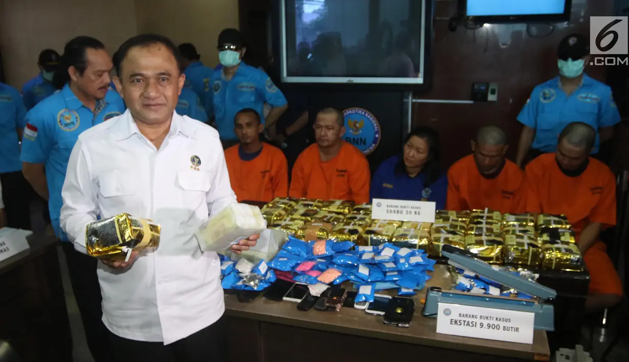 Kepala BNN Komjen Pol Heru Winarko menunjukkan barang bukti sabu saat menggelar rilis di Kantor BNN, Cawang, Jakarta, Selasa (22/5). BNN berhasil mengungkap dua jaringan sindikat narkoba di Aceh dan Pekanbaru. (Liputan6.com/Arya Manggala)