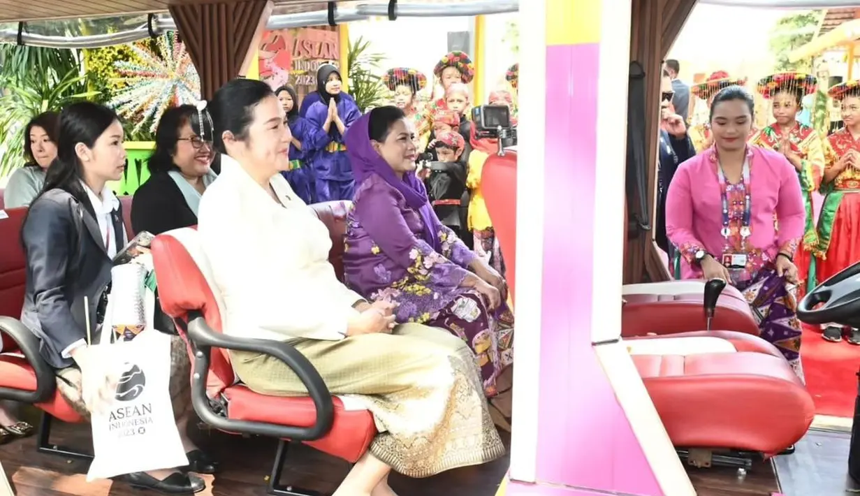 Ada momen Ibu Iriana Jokowi mengajak para pendamping ASEAN dan mitra untuk bermain angklung. Di momen ini, Iriana Jokowi kembali terlihat dalam balutan kebaya berwarna ungu. [Foto: Instagram/jokowi]