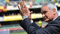 Pelatih AS Roma Claudio Ranieri memberikan aplaus kepada 20 ribu fans Roma yang datang ke Stadio Marc'Antonio Bentegodi, markasnya Chievo di laga terakhir musim 2009-2010, 16 Mei 2010. AFP PHOTO / ANDREAS SOLARO 