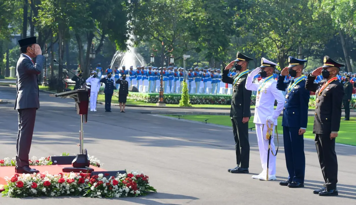 Presiden Joko Widodo bertindak sebagai inspektur upacara dalam Prasetya Perwira (Praspa) TNI-Polri tahun 2022 di Istana Merdeka, Jakarta, Kamis (14/7/2022). Dalam kesempatan tersebut, Kepala Negara melantik dan mengambil sumpah calon perwira remaja (capaja) yang berjumlah 754 orang dari matra TNI dan Kepolisian. (Foto: Biro Pers Sekretariat Presiden)