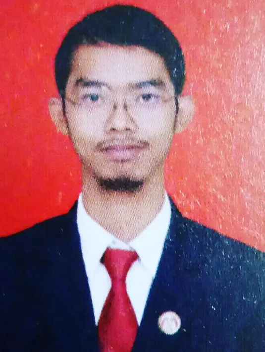 Dodit tak segan mengunggah potret dirinya saat menjadi guru. Penampilan Dodit dengan kaca mata serta kumis dan jenggot yang tipis. Penampilannya ini berhasil bikin pangling.(Liputan6.com/IG/@dodit_mul)
