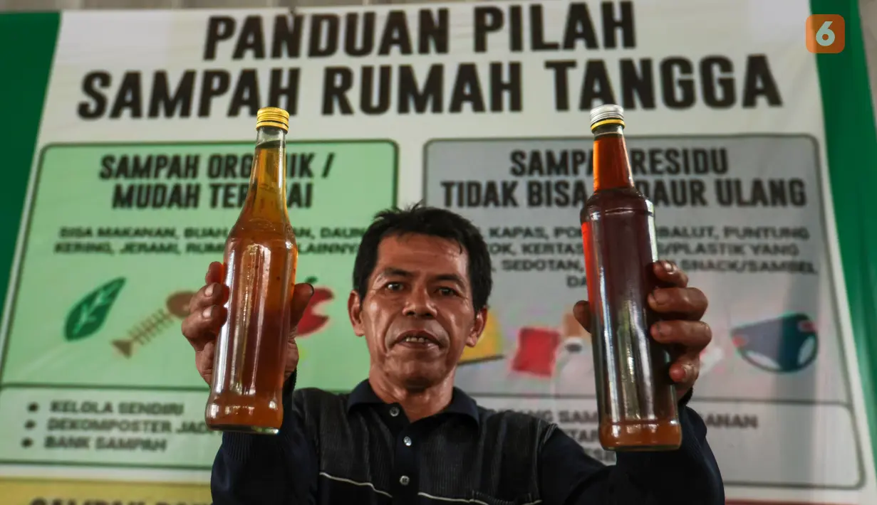Pengurus RW 01 menunjukkan bahan bakar alternatif atau petasol hasil pengolahan sampah plastik di Jakarta, Senin (19/10/2026). Bahan bakar tersebut merupakan hasil pengolahan sampah plastik dan styrofoam yang dikumpulkan dari lingkungan warga. (KLY/Budy Santoso)