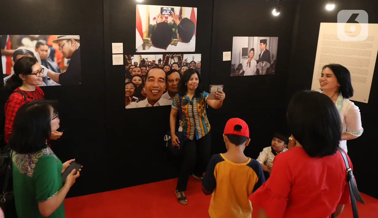 Pengunjung berselfie saat pameran foto Membangun Indonesia di Mall Neo Soho, Jakarta, Minggu (10/11/2019). Pameran menampilkan foto-foto jurnalistik mengenai pembangunan Indonesia yang dikerjakan Jokowi-JK selama 5 tahun bekerja dan akan berlangsung hingga 17/11. (Liputan6.com/Angga Yuniar)